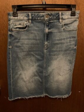 Classic Light Wash Denim Pencil Skirt - Light Blue